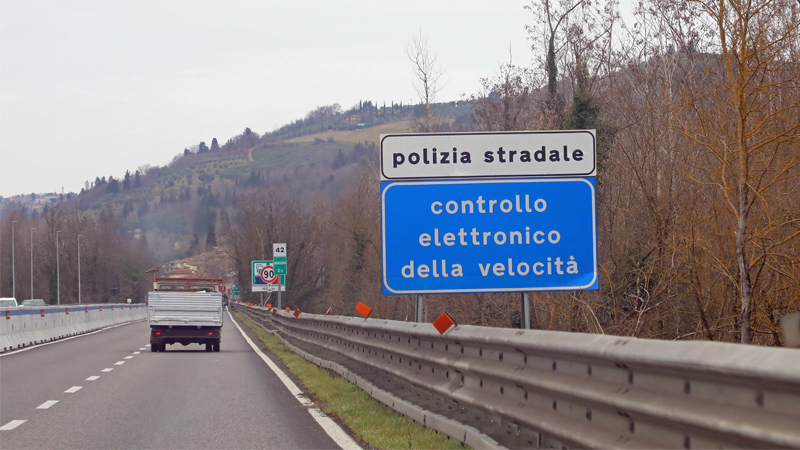 Pannello di avviso che indica il controllo della velocità da parte della polizia in autostrada